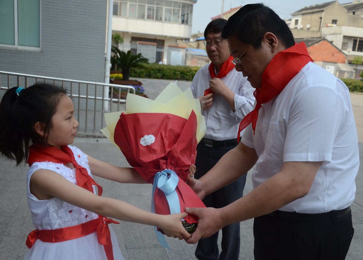 “中南護春蕾，夏日暖人心”中南集團泰興分公司總經(jīng)理秦嶺一行走進蔣華小學(xué)